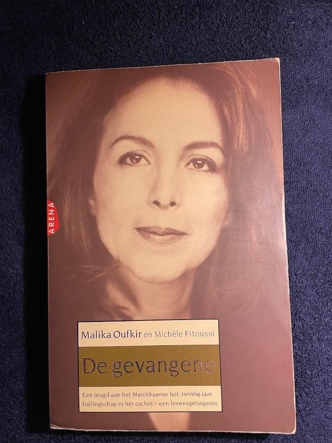 Boek: De gevangene – Malika Oufkir en Michèle Fitoussi, Gelezen, Ophalen of Verzenden, Politiek, Malika Oufkir en Michèle Fitoussi