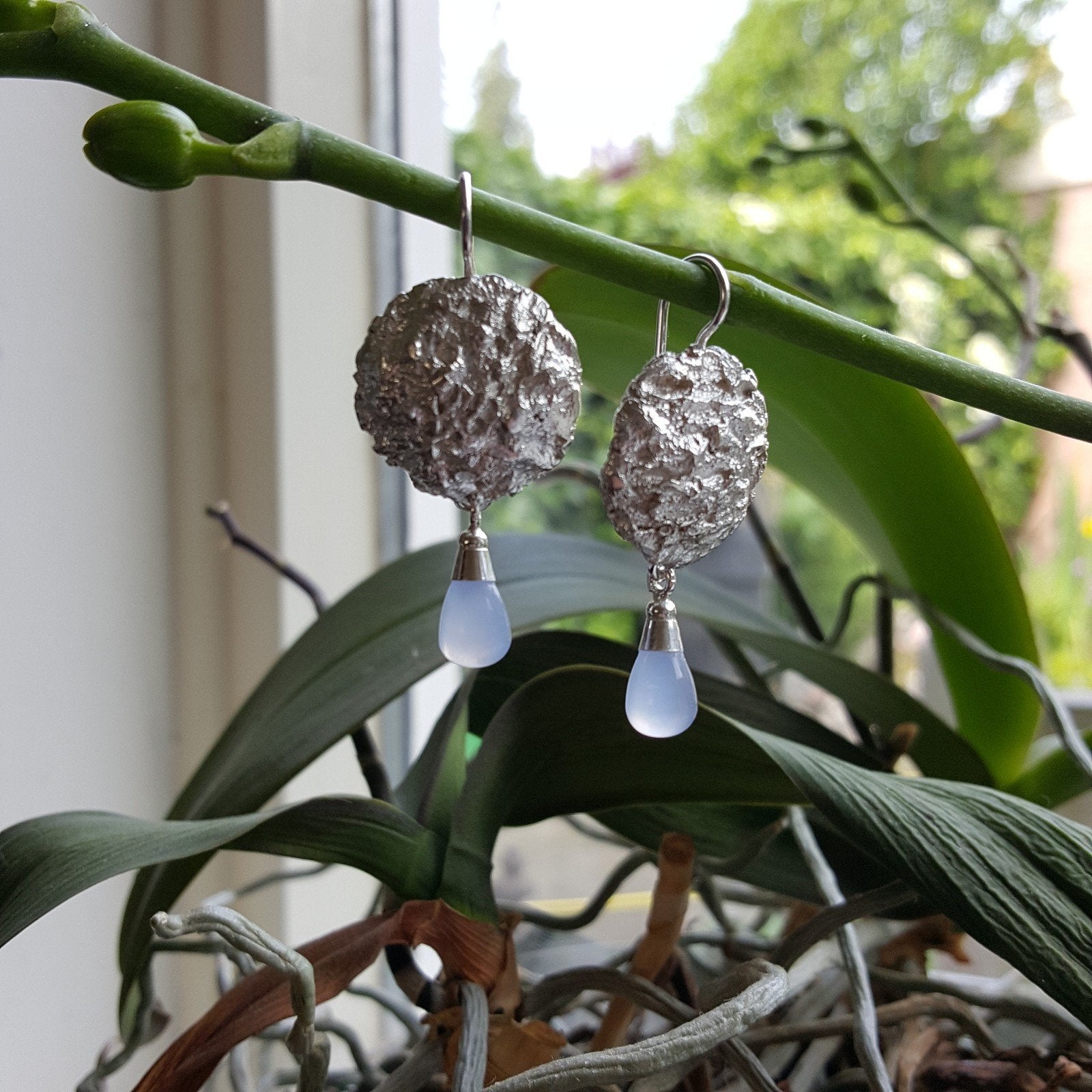 Mooie unieke nieuwe zilveren oorbellen met blauwe Chalcedoon, Sieraden, Tassen en Uiterlijk, Oorbellen, Hangers, Blauw, Nieuw
