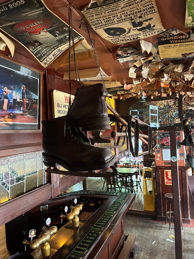 Oude schaatsen en slee als decoratie | Café Kremer K037, Ophalen, Gebruikt