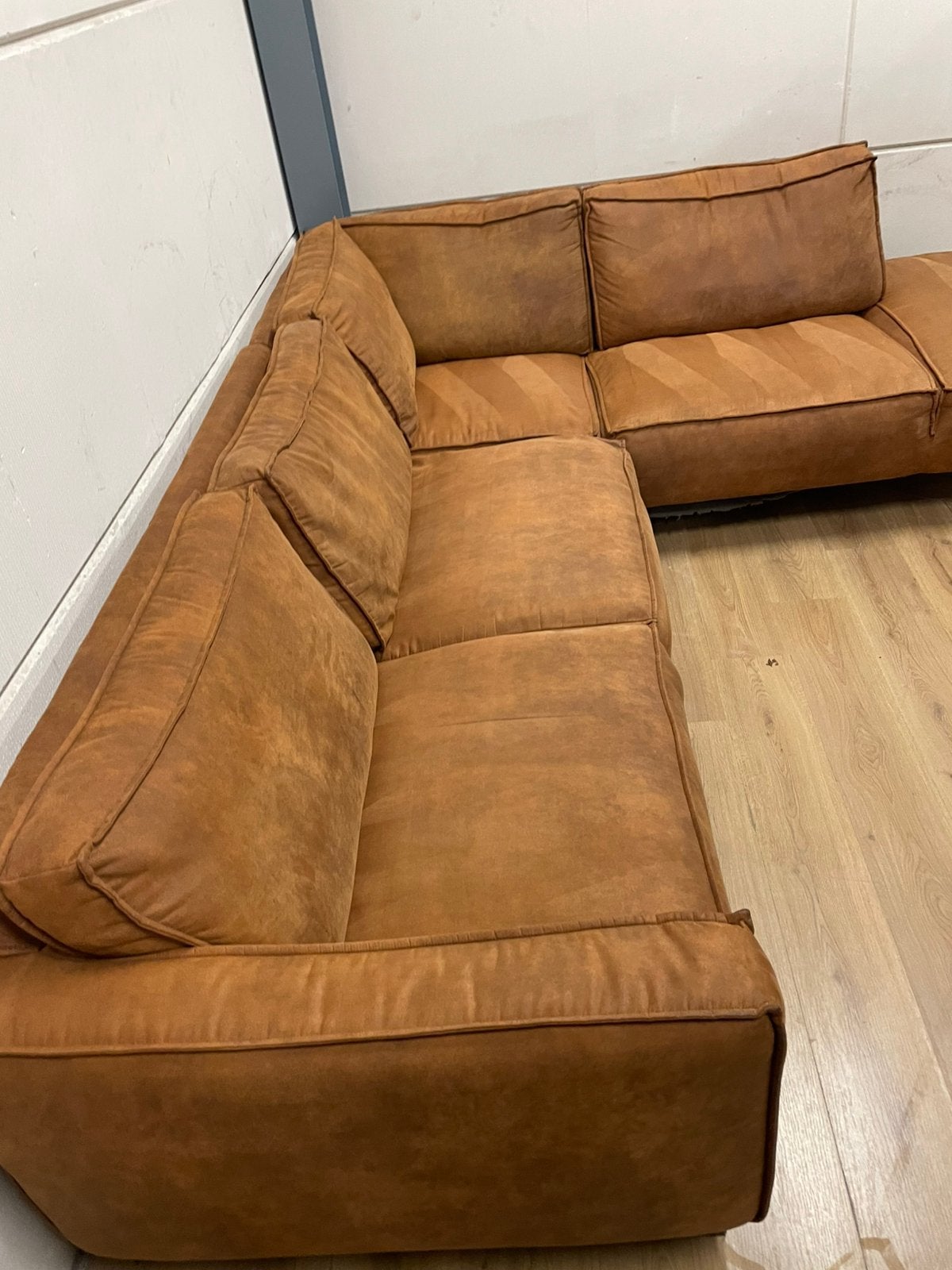Mooie luxe suede cognac bruine hoekbank - GEREINIGD!!!, Ophalen, 250 tot 300 cm, Luxe, Hoekbank