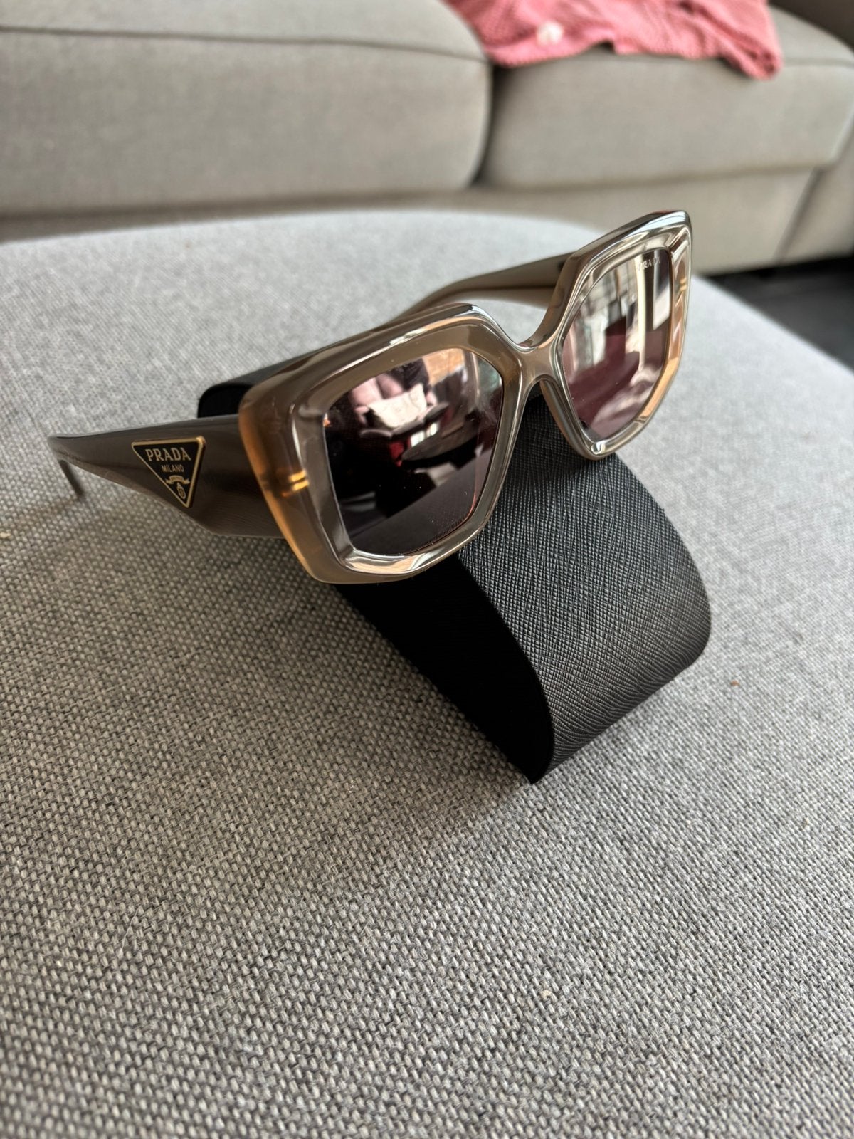 NIEUW: originele zonnebril van Prada in koker, Sieraden, Tassen en Uiterlijk, Zonnebrillen en Brillen | Dames, Zonnebril, Nieuw
