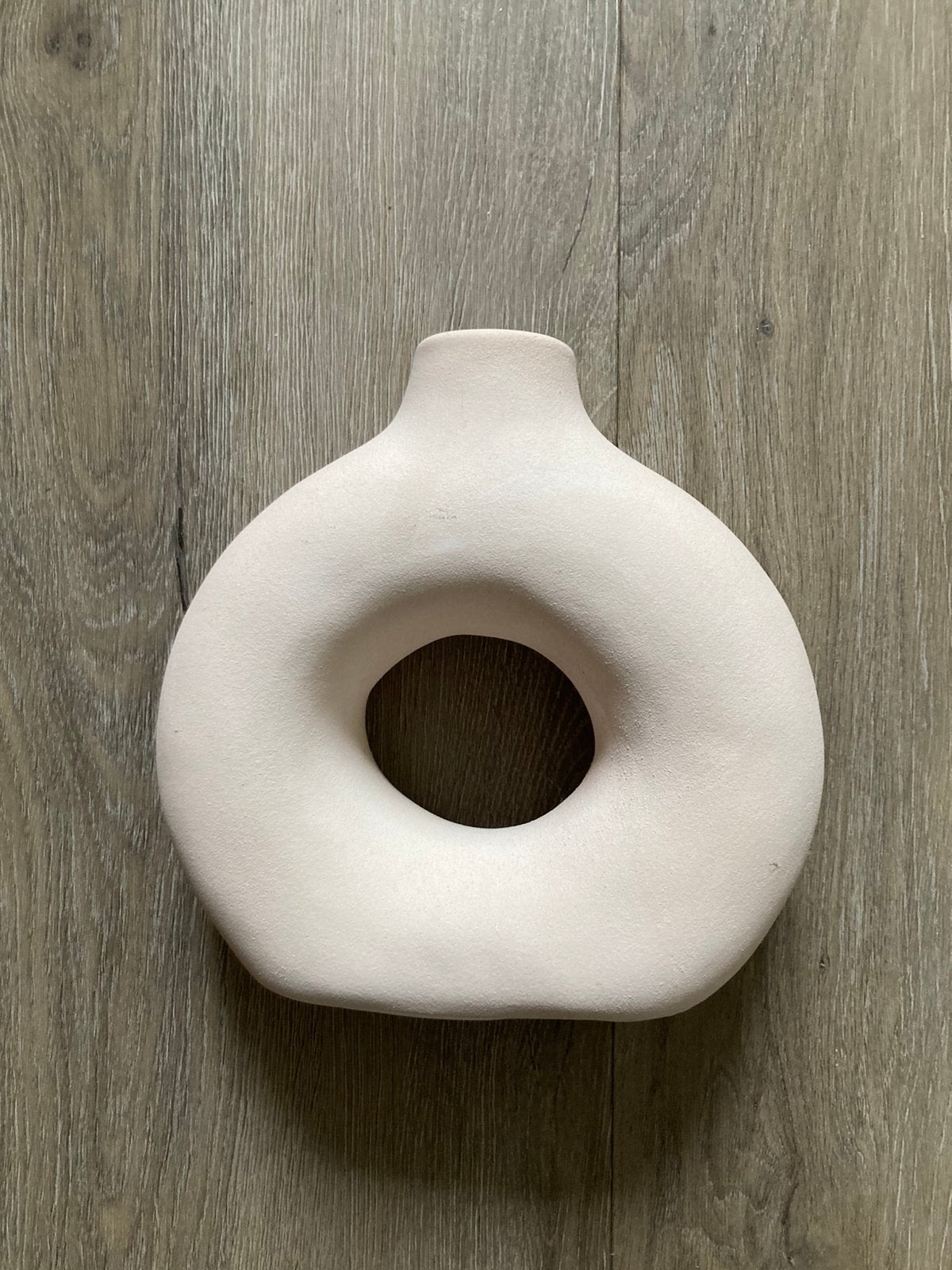 Mooi donut vaasje 17,5 cm x 17,5 cm crème als nieuw, Ophalen of Verzenden, Zo goed als nieuw, Overige kleuren, 17 cm