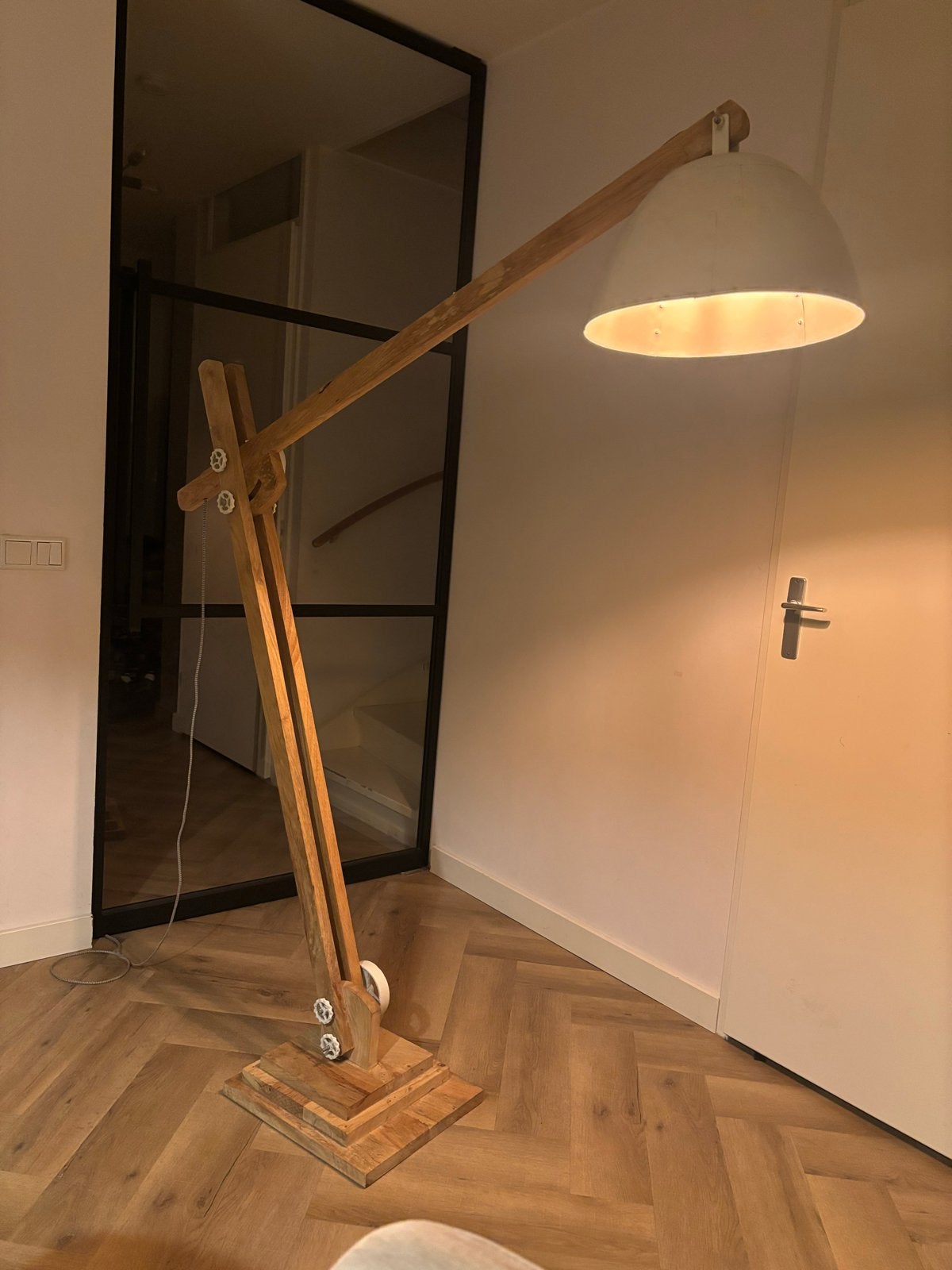Unieke houten vloerlamp met verstelbare arm, Ophalen, Gebruikt, E27 (groot), 150 tot 200 cm