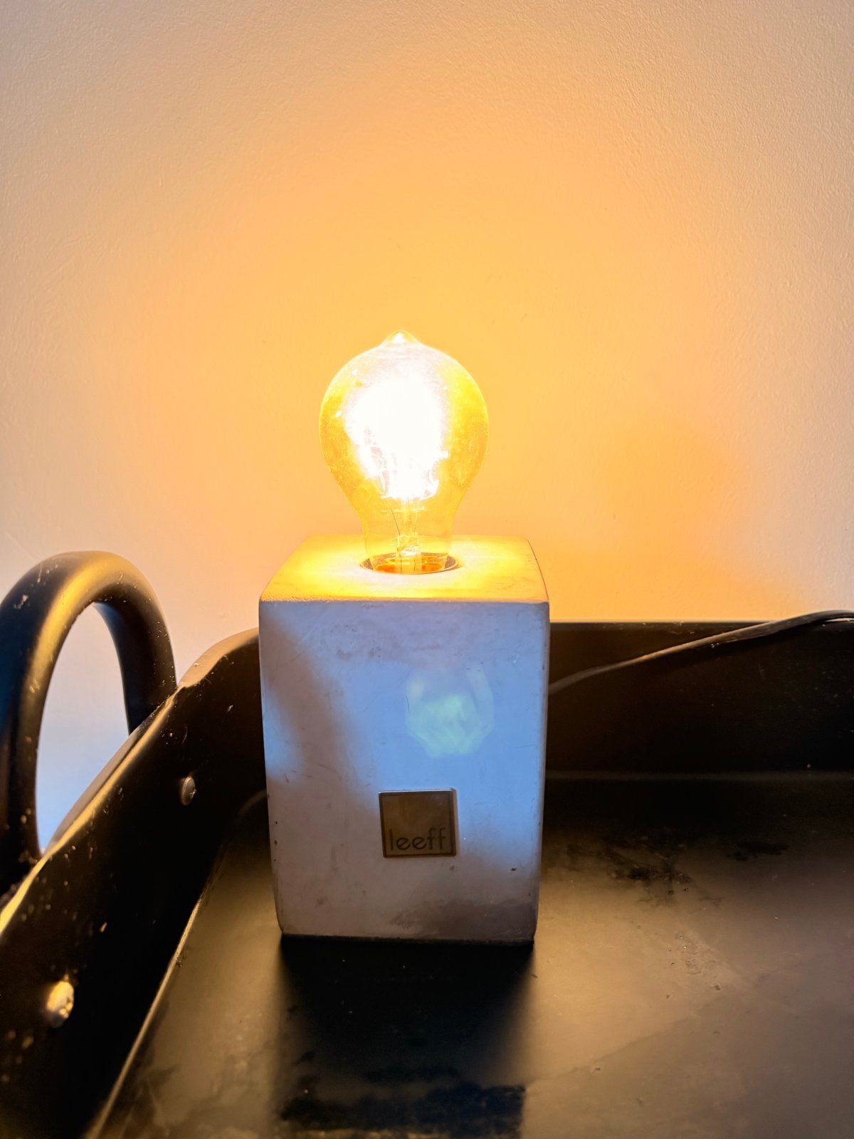 LEEFF Tafellamp - Betonlook met Edison Lamp, Huis en Inrichting, Overige materialen, LEEFF, Grijs, Met stekker