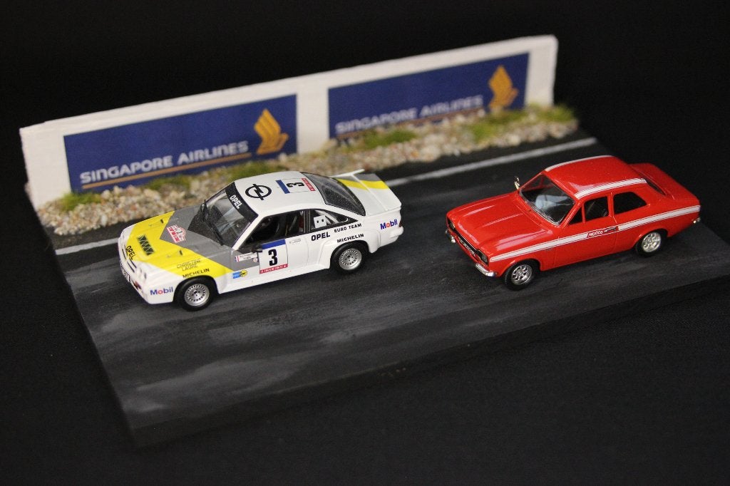 Diorama circuit met muur Singapore Airlines 1:43, Hobby en Vrije tijd, Modelbouw | Figuren en Diorama's, Info@bennie-gs.nl, Bennie G's