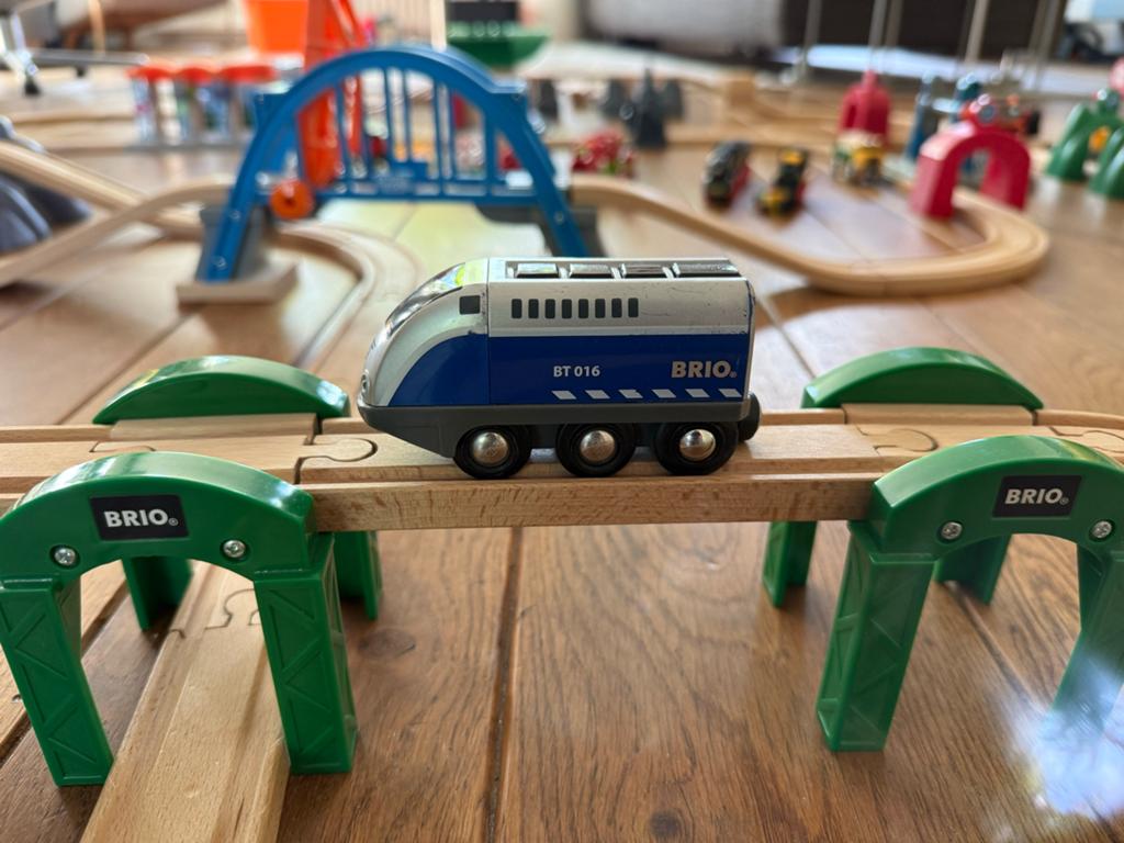 Grote BRIO Treinset met veel treinen en accessoires, Gebruikt, Overige thema's, Lego, Ophalen of Verzenden