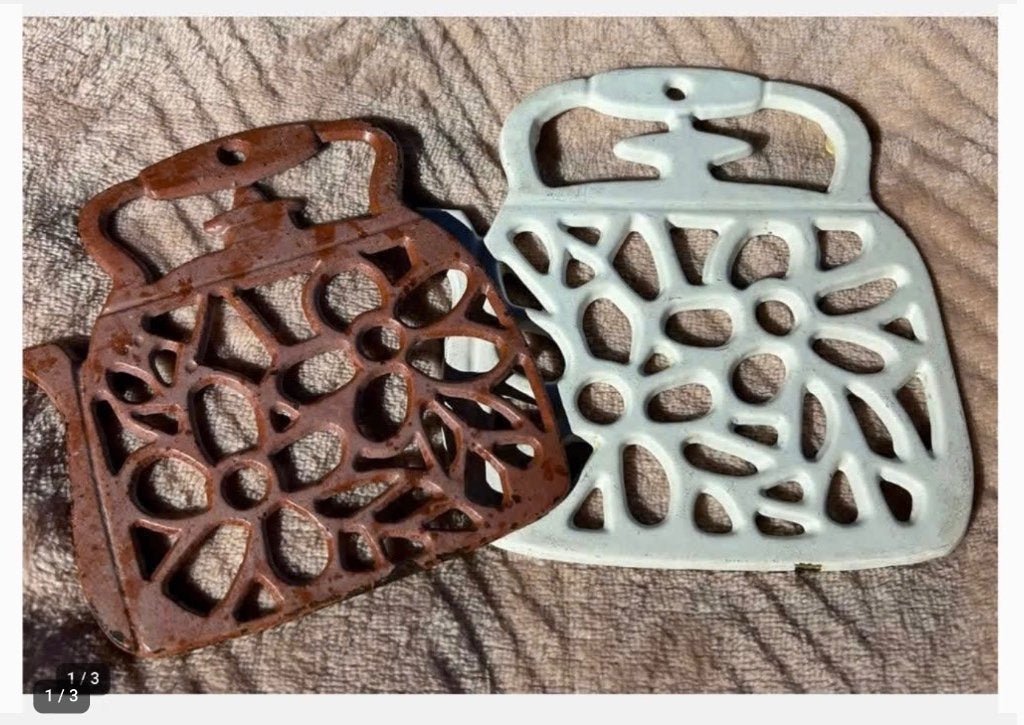 Vintage 2 x metalen pannenonderzetter, wit en rood, Huis en Inrichting, Ophalen of Verzenden, X, X, X