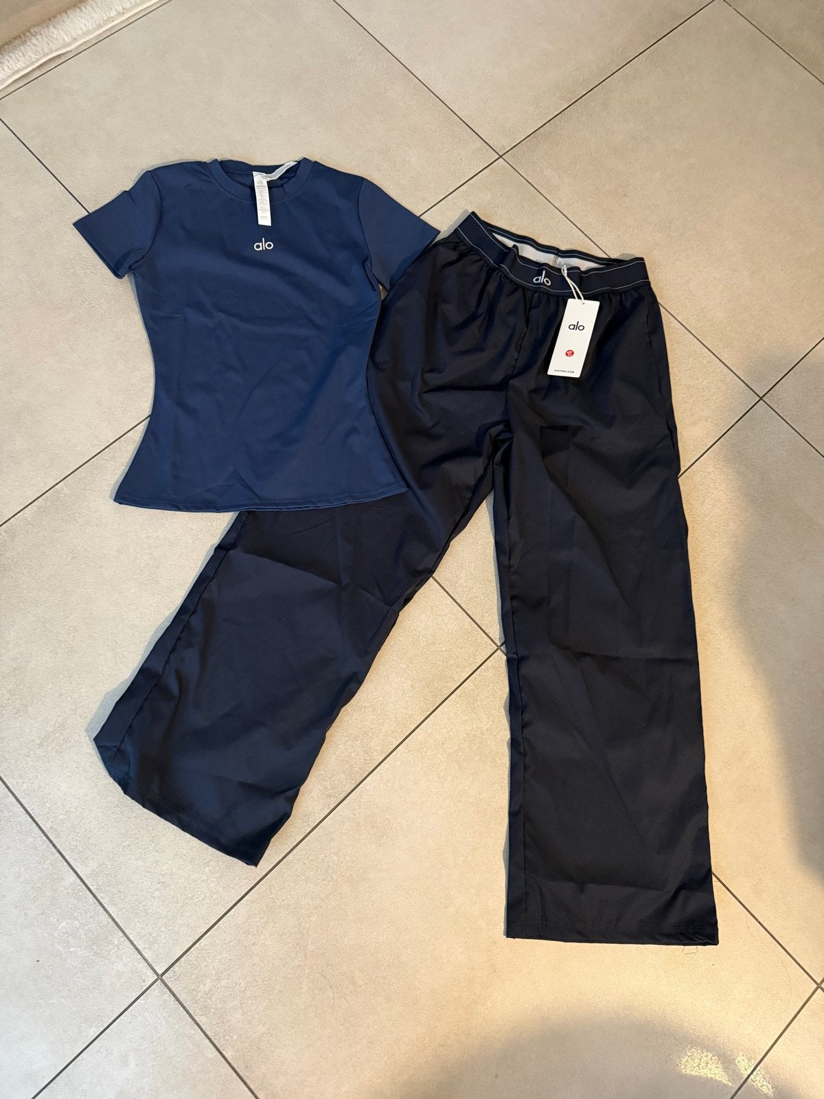 Alo Yoga sportset - shirt en broek - Maat S, Blauw, Nieuw, Ophalen of Verzenden, Fitness of Aerobics