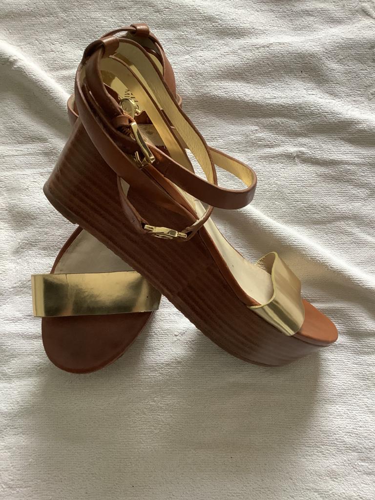 Michael Kors sleehak sandalen bruin/goud, Kleding | Dames, Schoenen, Ophalen of Verzenden, Zo goed als nieuw, Bruin, Sandalen of Muiltjes