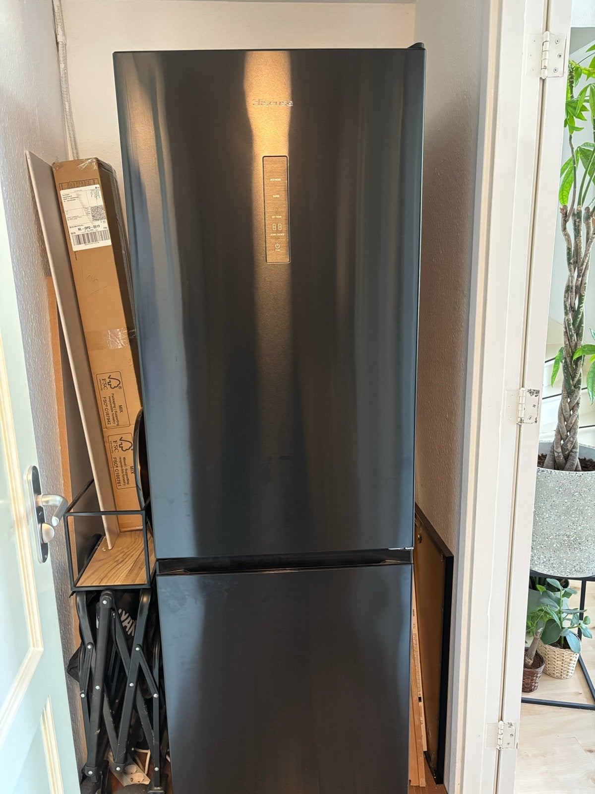 Koelkast - goed als nieuwe Hisense Koel-vriescombinatie 320L, 200 liter of meer, Met aparte vriezer, Zo goed als nieuw, Energieklasse A of zuiniger