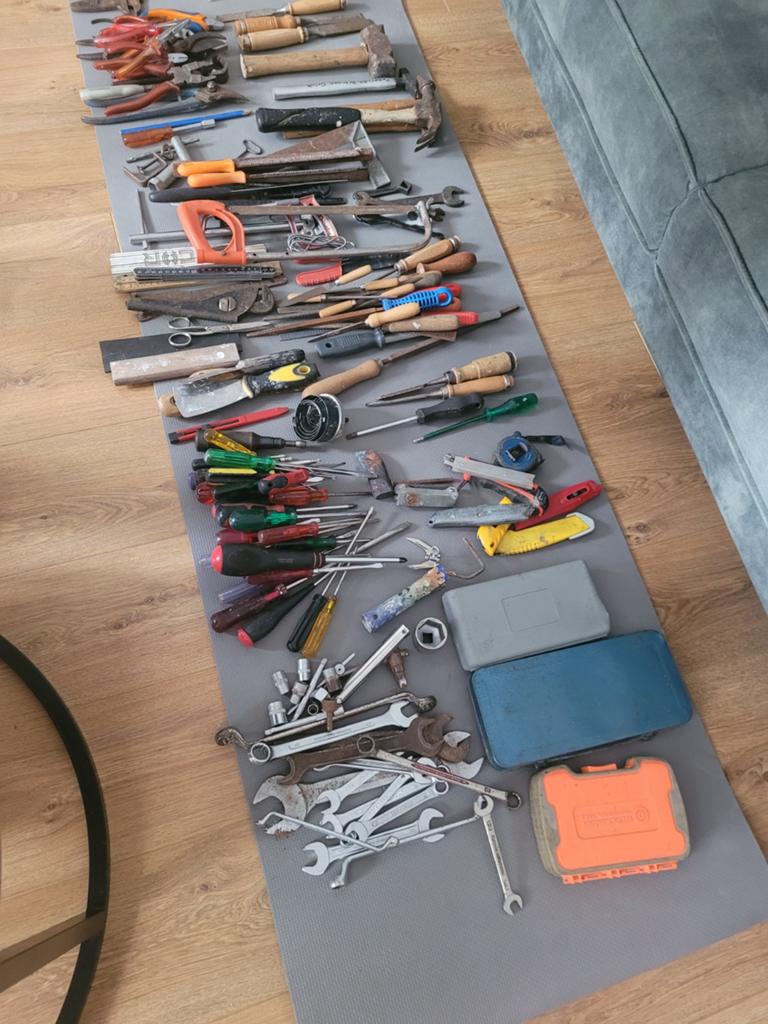Hele grote bak met gereedschap., Ophalen