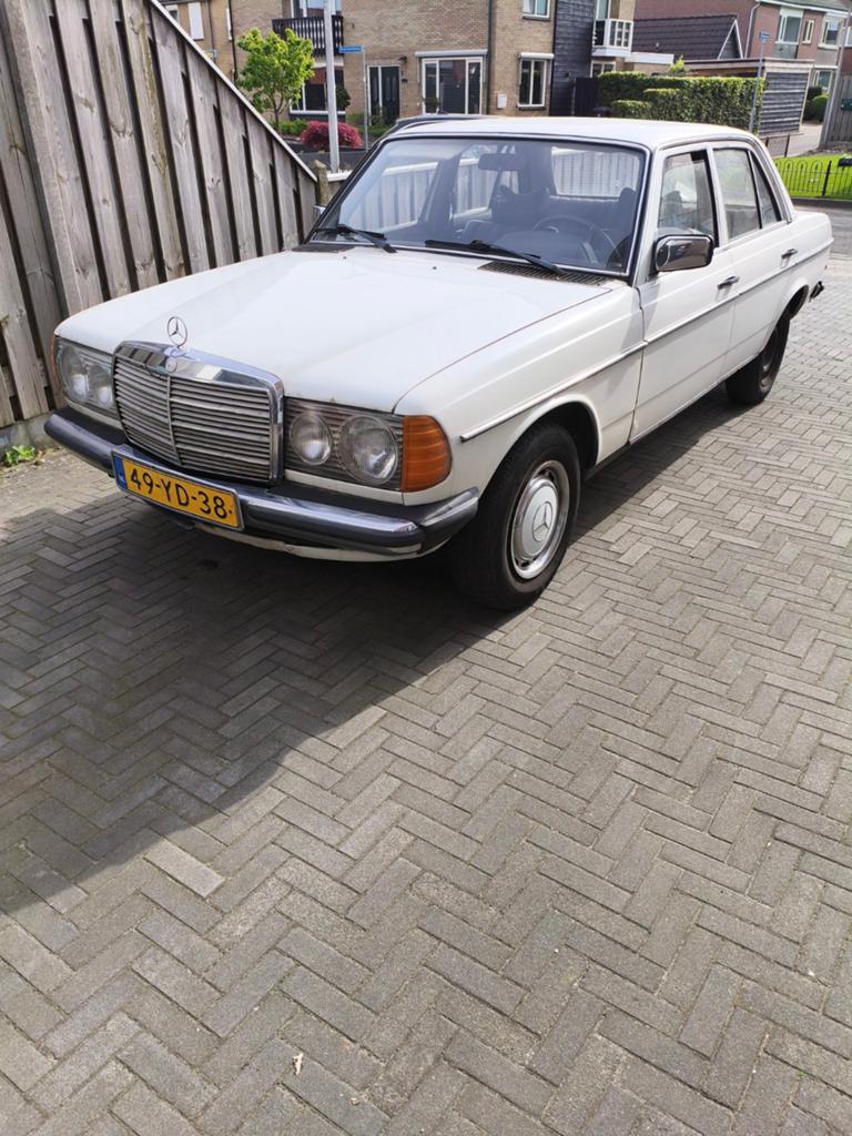 Mercedes W123 220Diesel 1977 Wit met Apk, Auto's, Mercedes-Benz, Diesel, Particulier, Sedan, Geïmporteerd