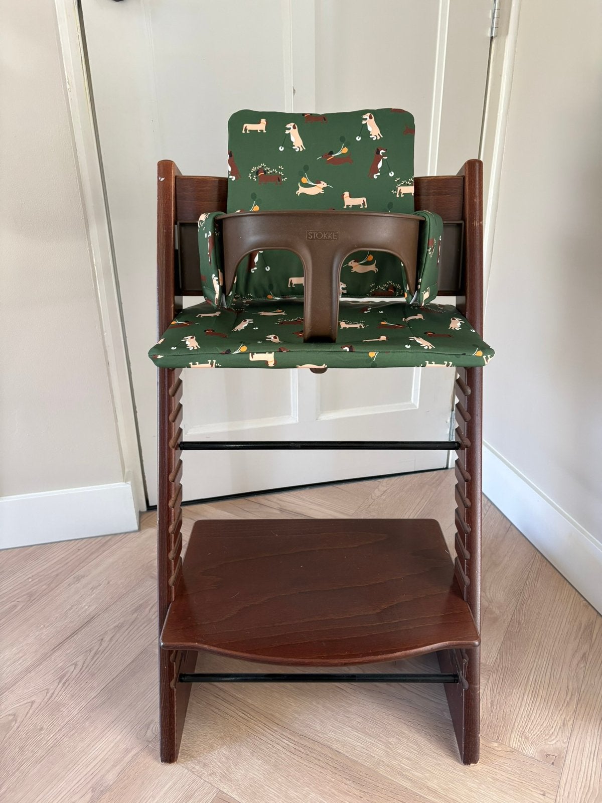 Nieuw! Teckel hondjes groen Stokke Tripp Trapp stoel kussens, Ophalen of Verzenden, Nieuw, Meegroeistoel, Gordel(s)