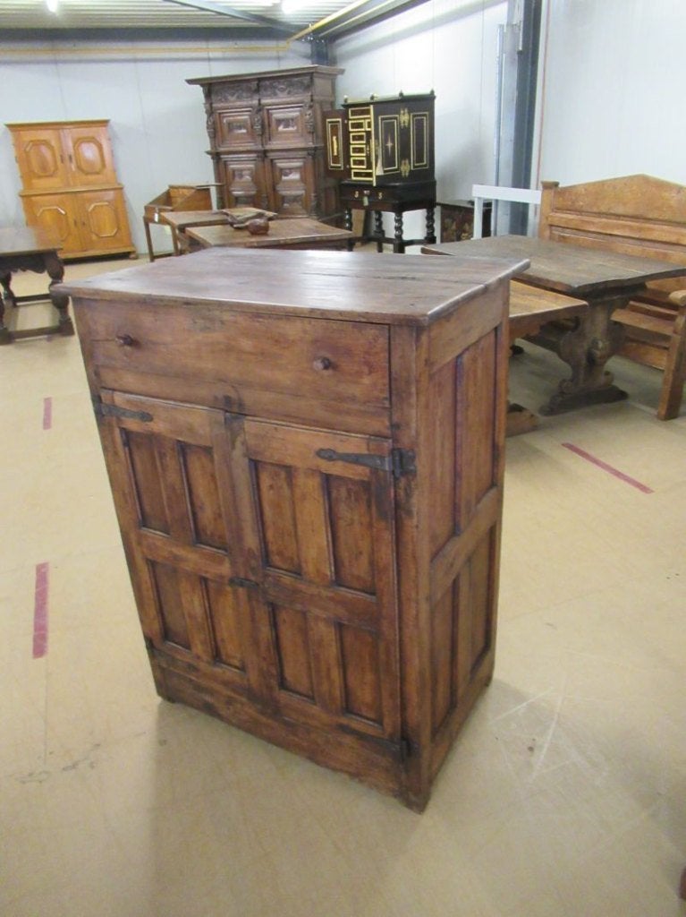 Oer 11860 antieke 18e eeuwse lage notenhouten voorraadkast, Antiek en Kunst, Ophalen