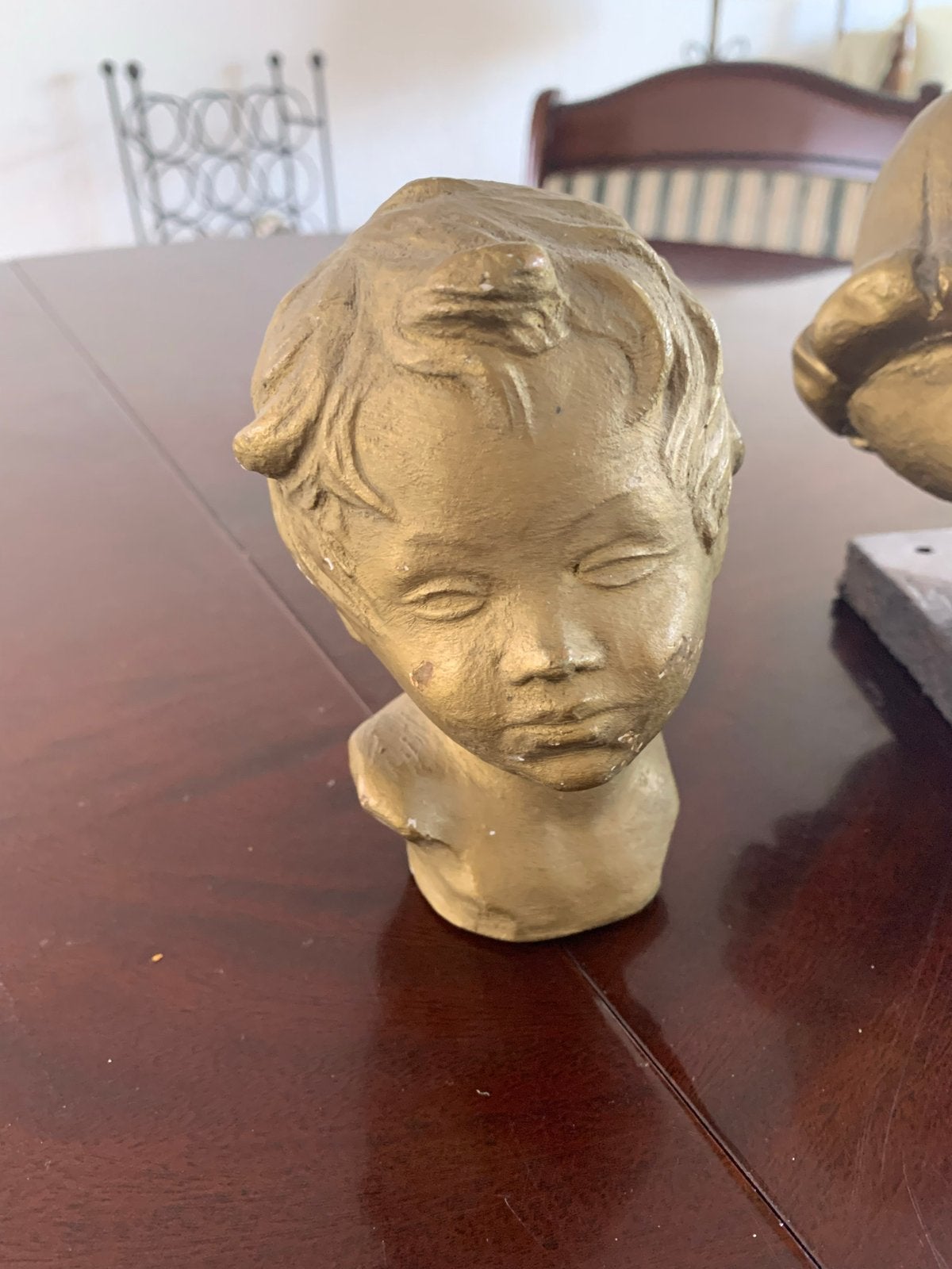 Set van 2 gouden bustes: kinderkop en meisje met bal, Ophalen, Groep mensen, Gips, Buste