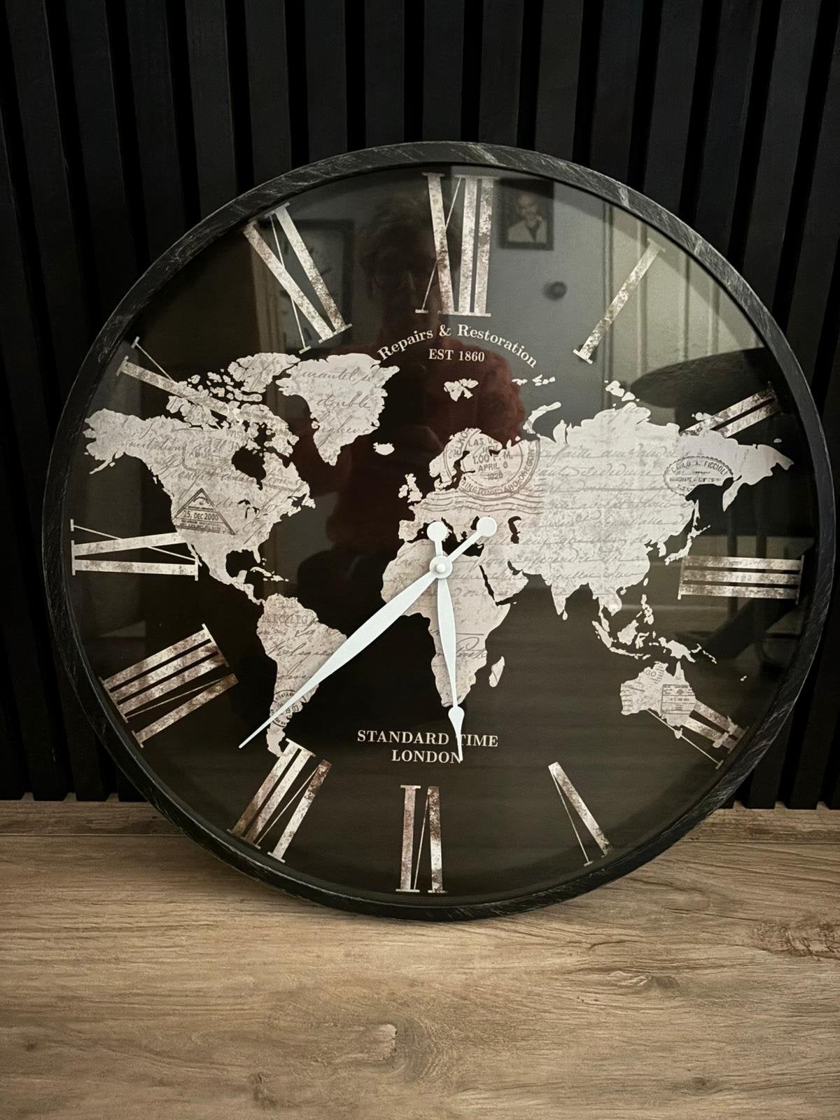 Grote Wandklok met Wereldkaart Design - Zwart/Zilver, Ophalen, Wandklok, Analoog, Werkt op batterijen
