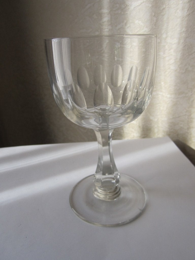 Een antiek rode wijnglas - model Derby - handgeslepen fries, Verzenden