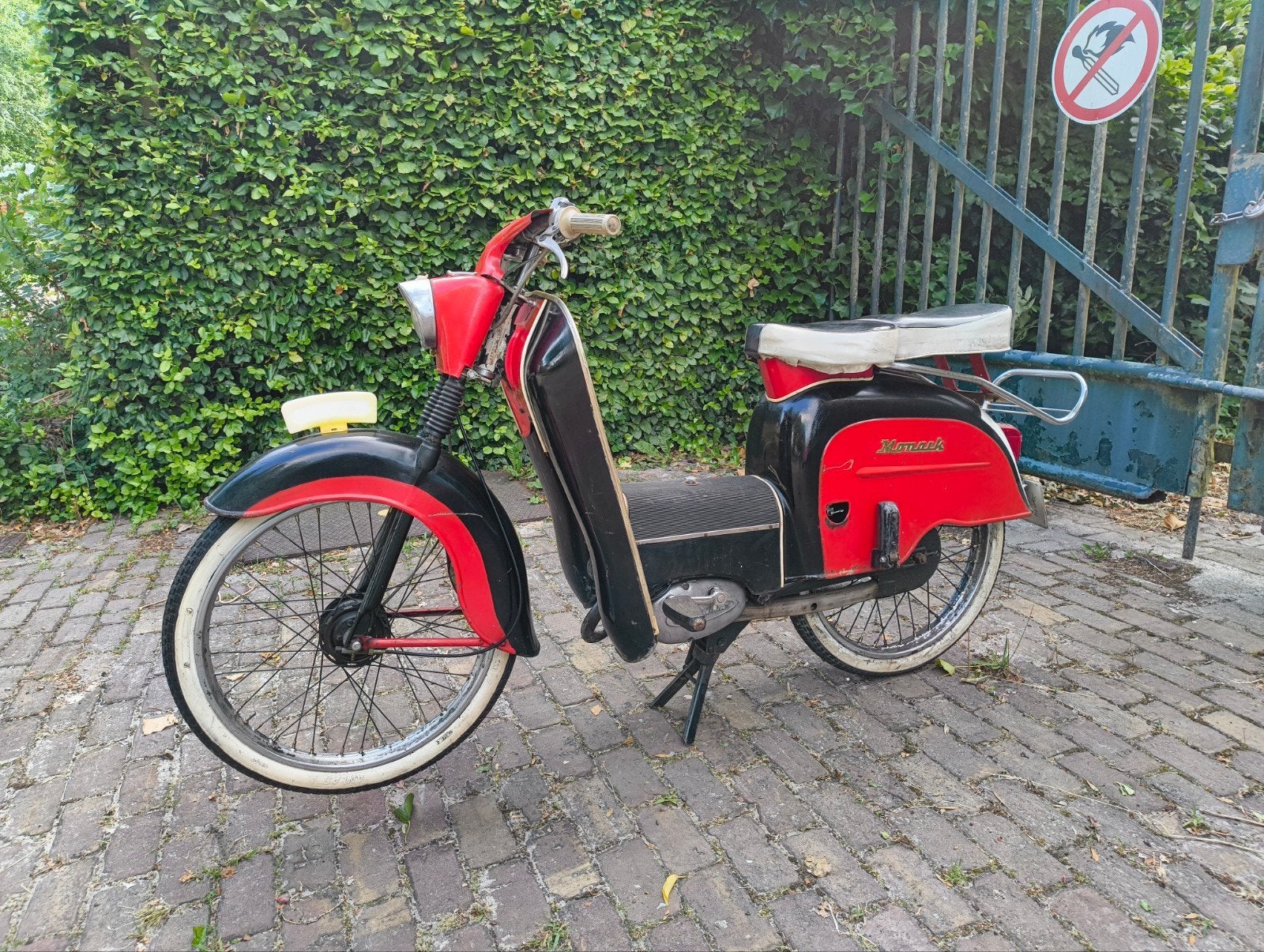 Leuke Monark Monarscoot met geel kenteken, Fietsen en Brommers, Brommers | Oldtimers, Ophalen, 2 versnellingen, Overige merken