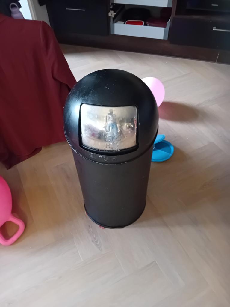 Zwarte prullenbak met 'Push' deksel, Ophalen