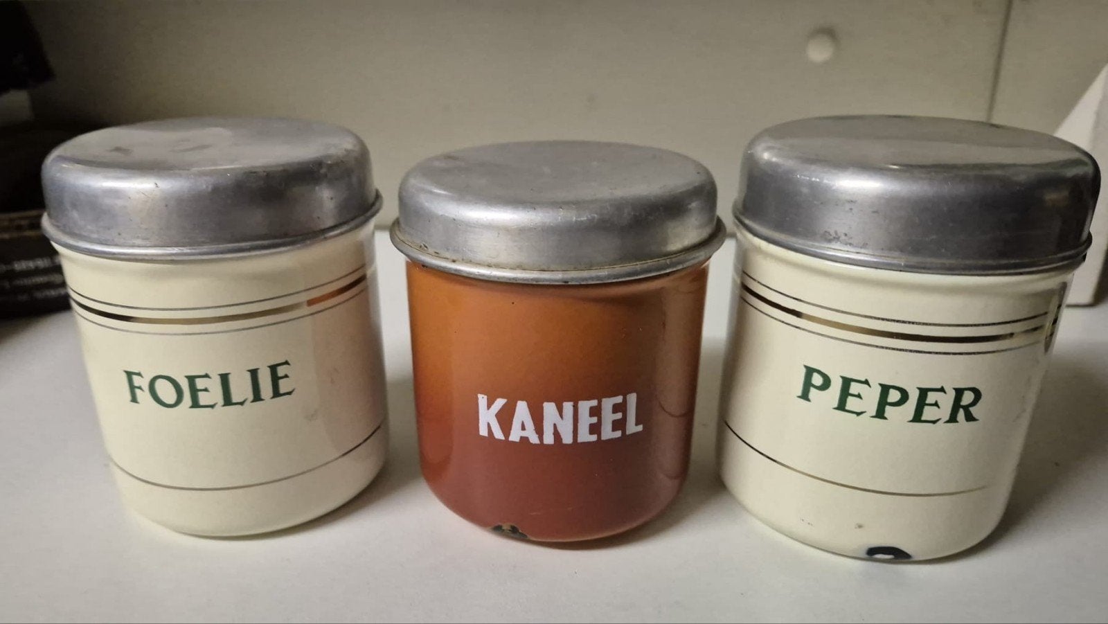 3 antieke emaille voorraadbussen - Foelie, Kaneel, Peper, Ophalen of Verzenden