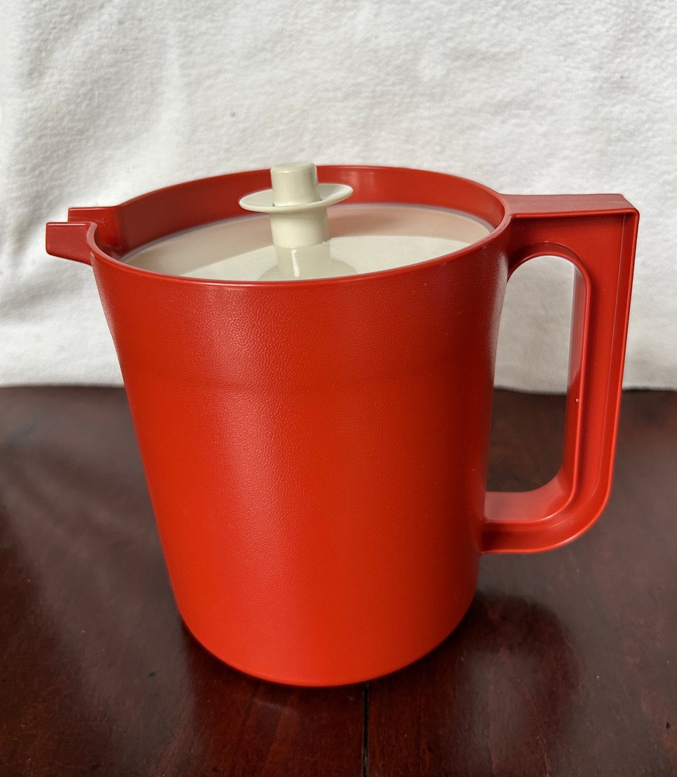 Vintage oranje rode Tupperware schenkkan, pitcher, Ophalen of Verzenden, Gebruikt, Oranje, Beker of Kan