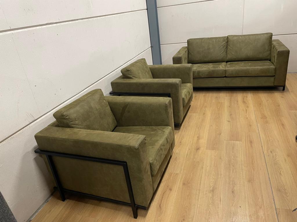 Mooie luxe industriële olijfgroene bank en 2 fauteuils