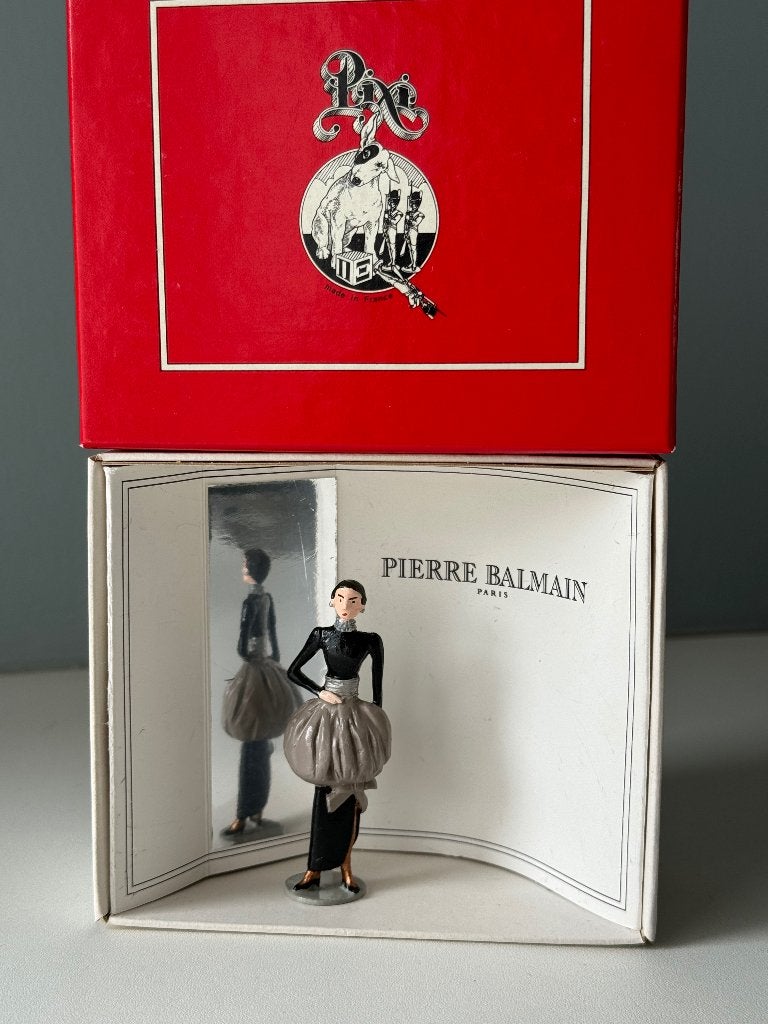 Pierre Balmain 1983 - pixi-mode - Haute Couture, Verzamelen, Ophalen of Verzenden, Kuifje, Zo goed als nieuw, Beeldje of Figuurtje