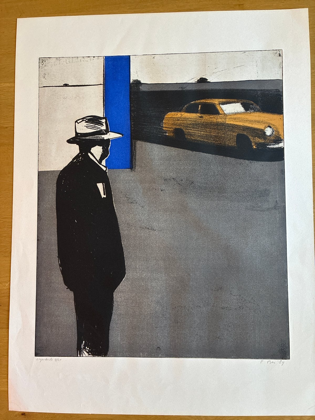 Zeefdruk Peter Bes - Man met hoed en gele auto (1989), Antiek en Kunst, Gelimiteerde oplage, Ophalen of Verzenden, Personages en Fantasiefiguren