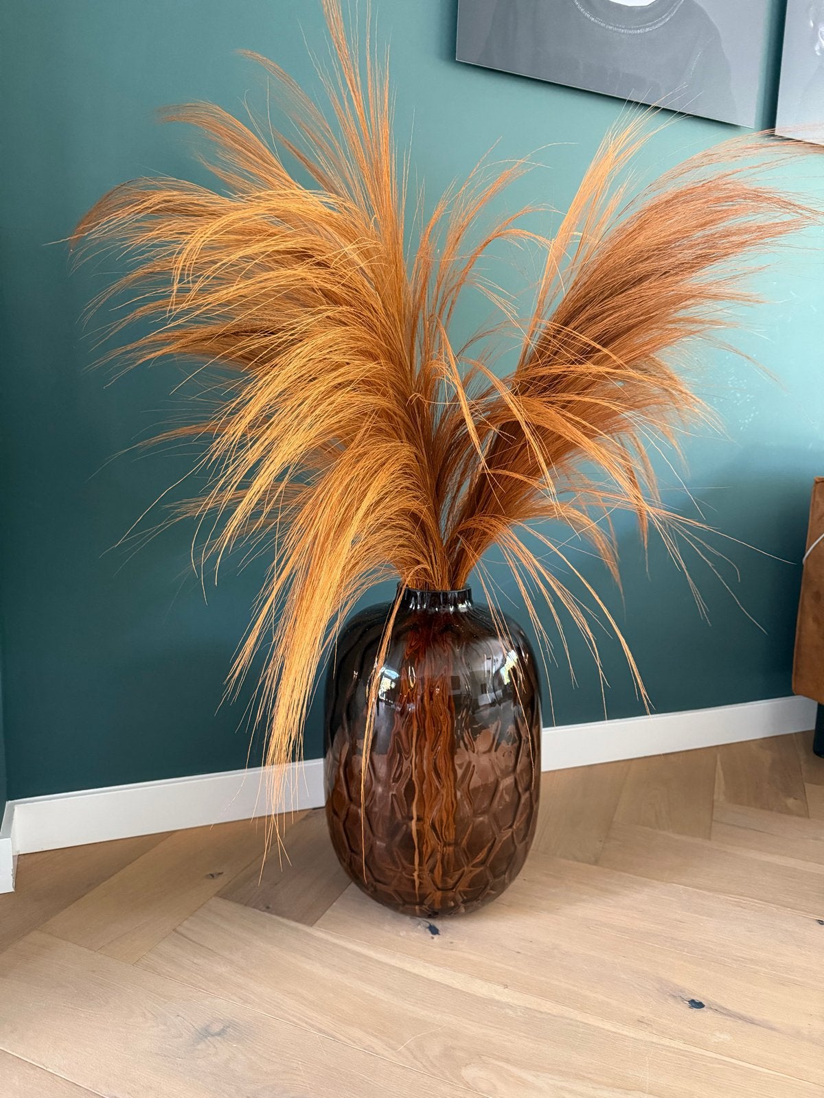 Grote bruine vaas met oranje pluimen, Ophalen, Bruin, Inclusief decoratie, Glas
