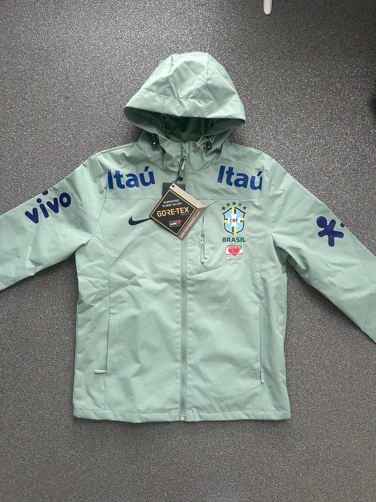 Nike Brazilië CBF Gore-Tex Jas - Nieuw met labels maat XS, Ophalen of Verzenden, Nieuw, Maat 48/50 (M), Groen