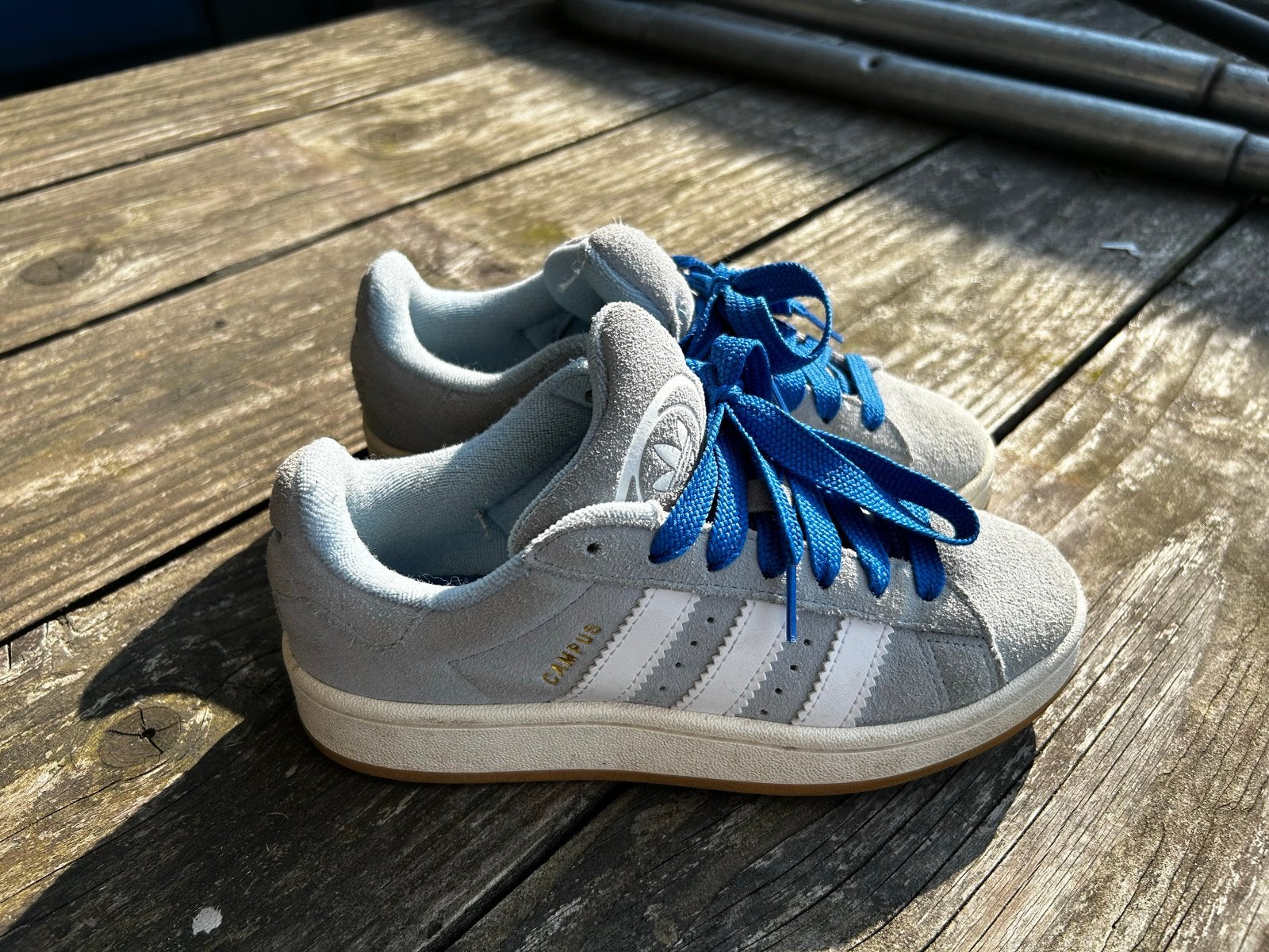 Adidas Campus sneakers lichtblauw met donkerblauwe veters, Ophalen of Verzenden, Sneakers of Gympen, Grijs, Gedragen