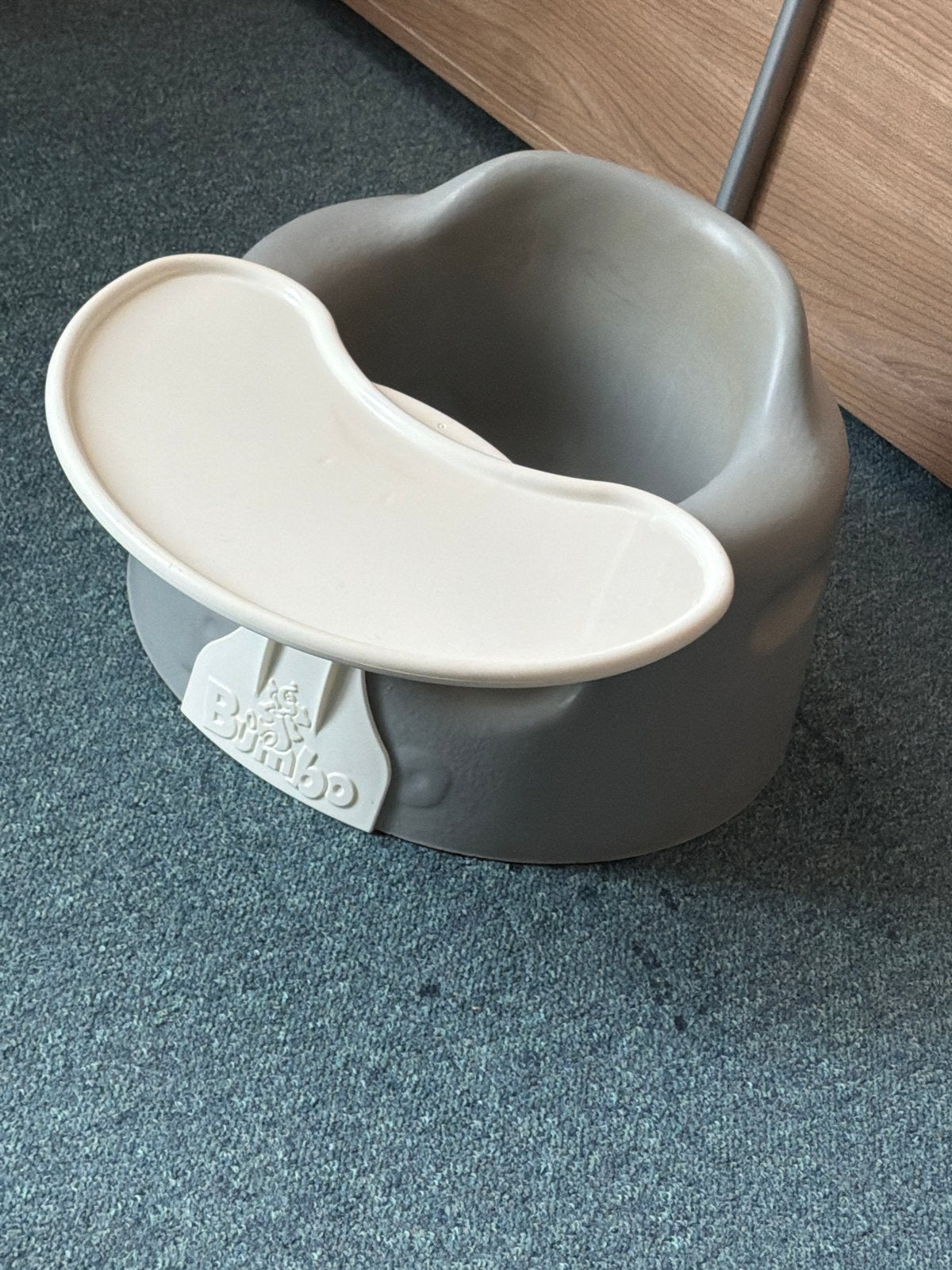 Bumbo Babyzitje met speelblad - Grijs, Kinderen en Baby's, Kinderstoelen, Ophalen, Gebruikt, Overige typen, Afneembaar eetblad