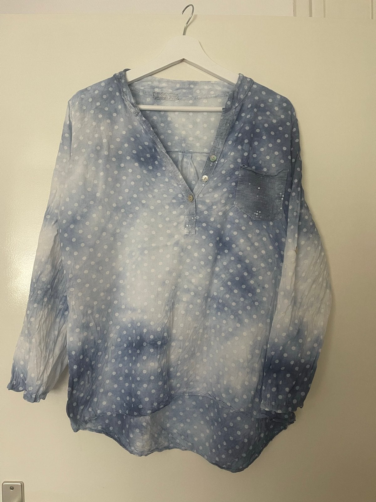 Blauwe en witte blouse met stippen, Ophalen of Verzenden, Zo goed als nieuw, Maat 38/40 (M), Blauw