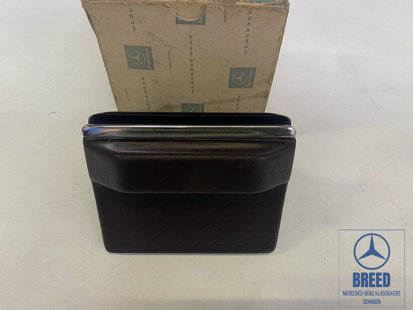NOS asbak donkerrood voor Mercedes-Benz W114 W115 /8, Auto-onderdelen, Interieur en Bekleding, -, Nieuw, Ophalen of Verzenden