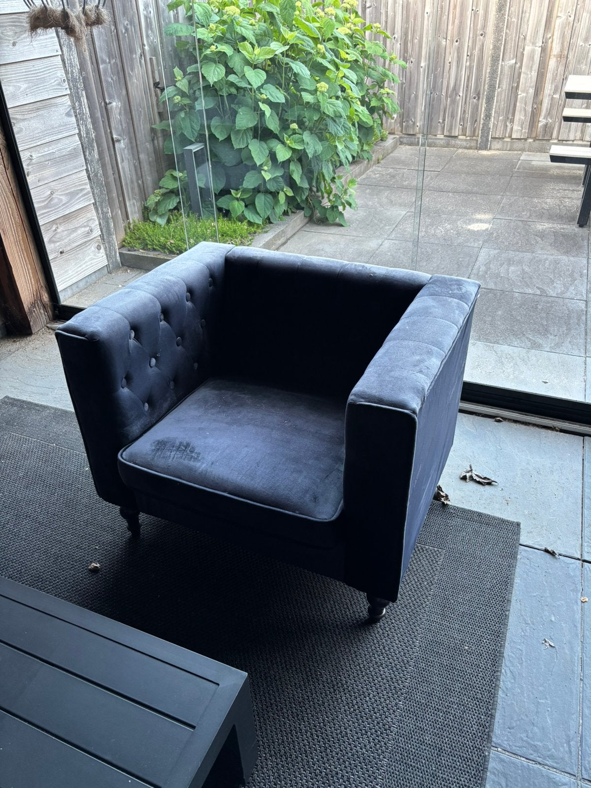 Stijlvolle donkerblauwe fauteuil met knopen, Ophalen, Gebruikt, Stof, 75 tot 100 cm