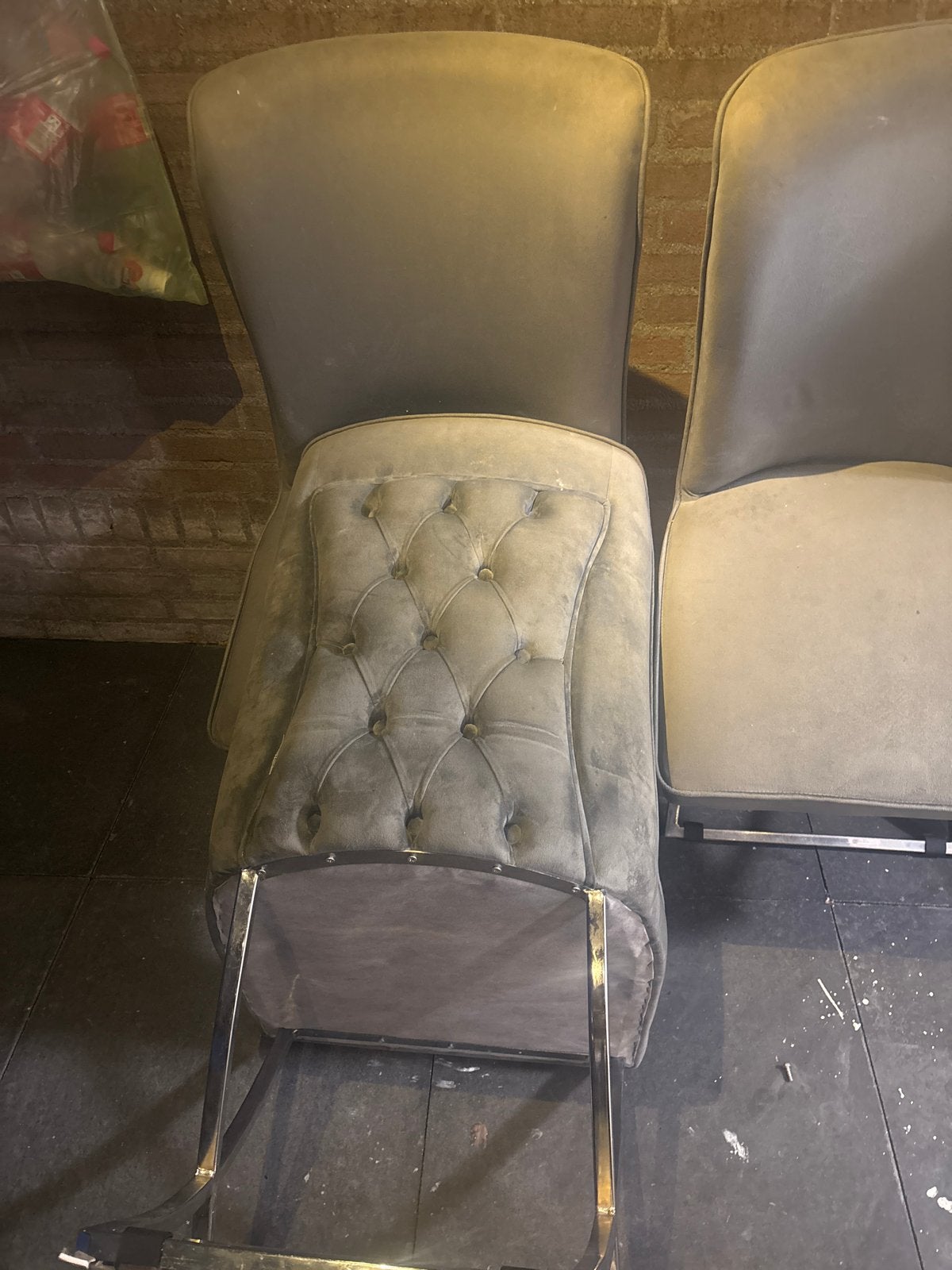 Set van 4 grijze fluwelen eetkamerstoelen, Huis en Inrichting, Stoelen, Gebruikt, Twee, Ophalen of Verzenden, Stof