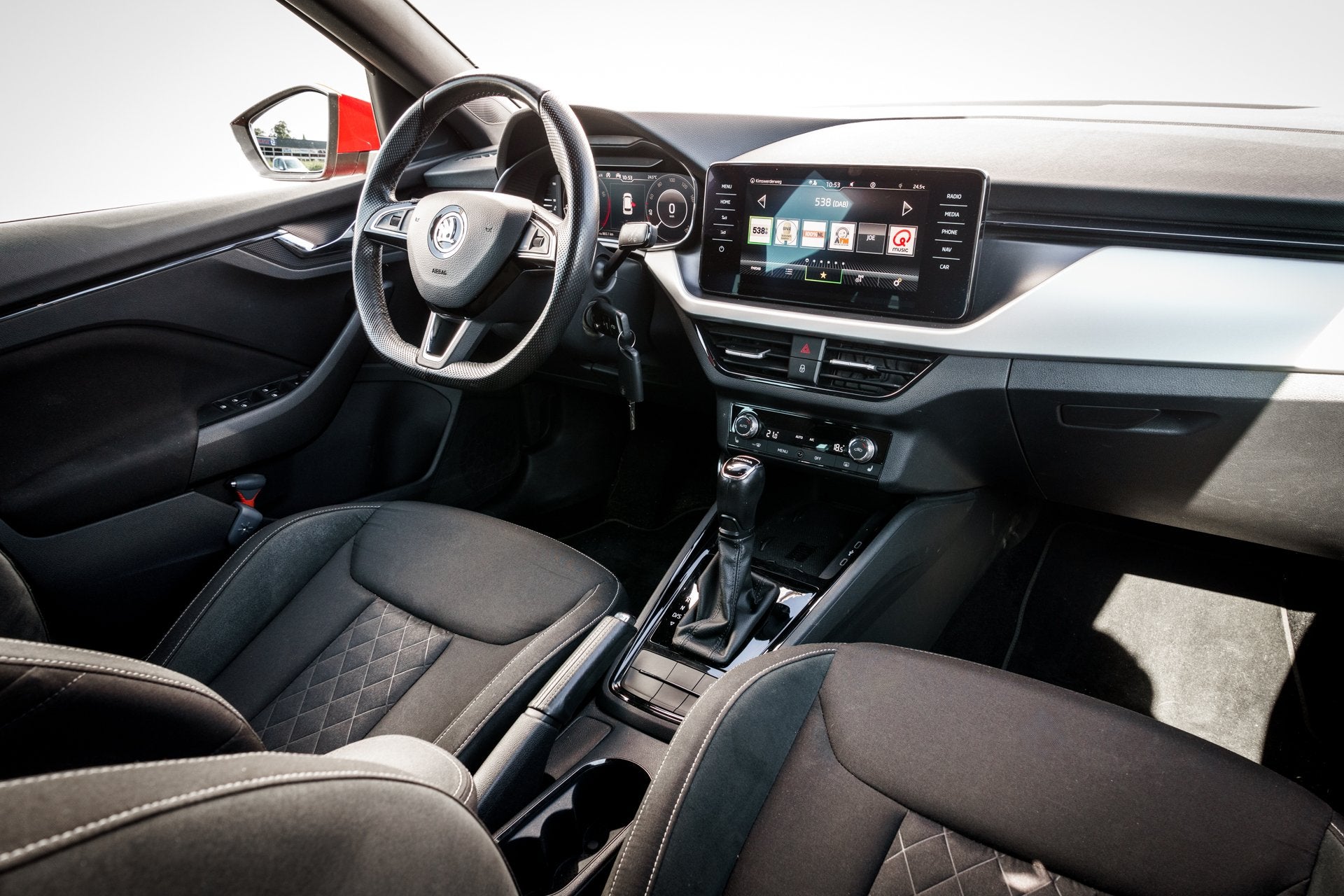 Skoda Kamiq 1.0 TSI Sport Business | Automaat | Ned Auto | 5, Auto's, Stof, Gebruikt, Met garantie (alle), Origineel Nederlands