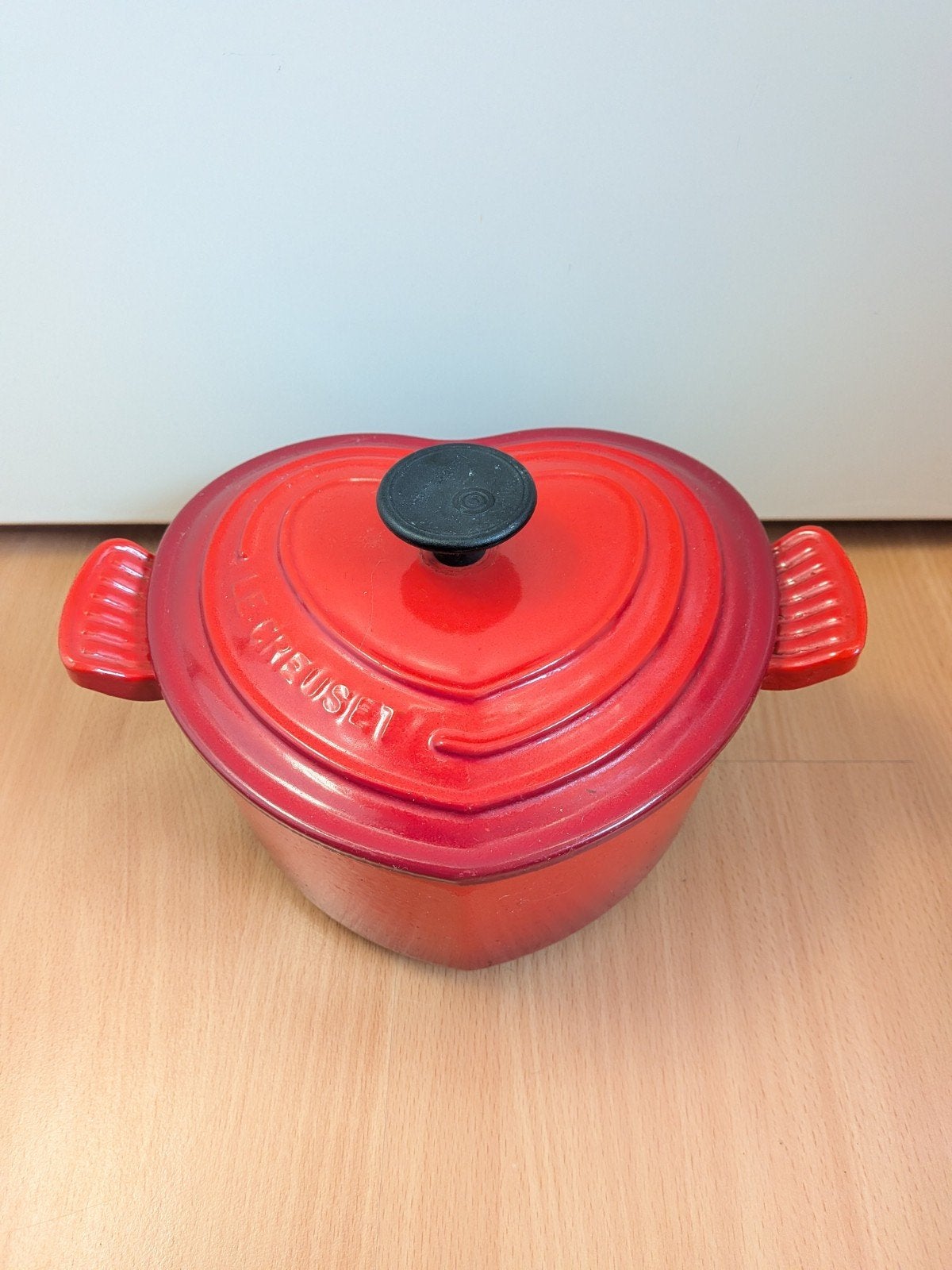 Le Creuset red hart, Ophalen of Verzenden, Zo goed als nieuw, Gietijzer, Overige typen