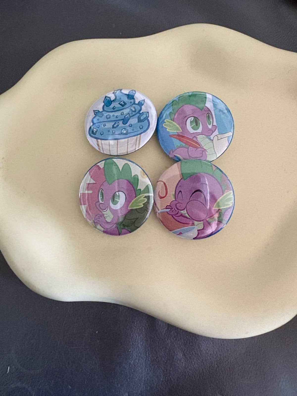 My Little Pony Spike Buttons/Pins - Set van 4, Verzamelen, Speldjes, Pins en Buttons, Verzenden, Nieuw, Figuurtje, Button