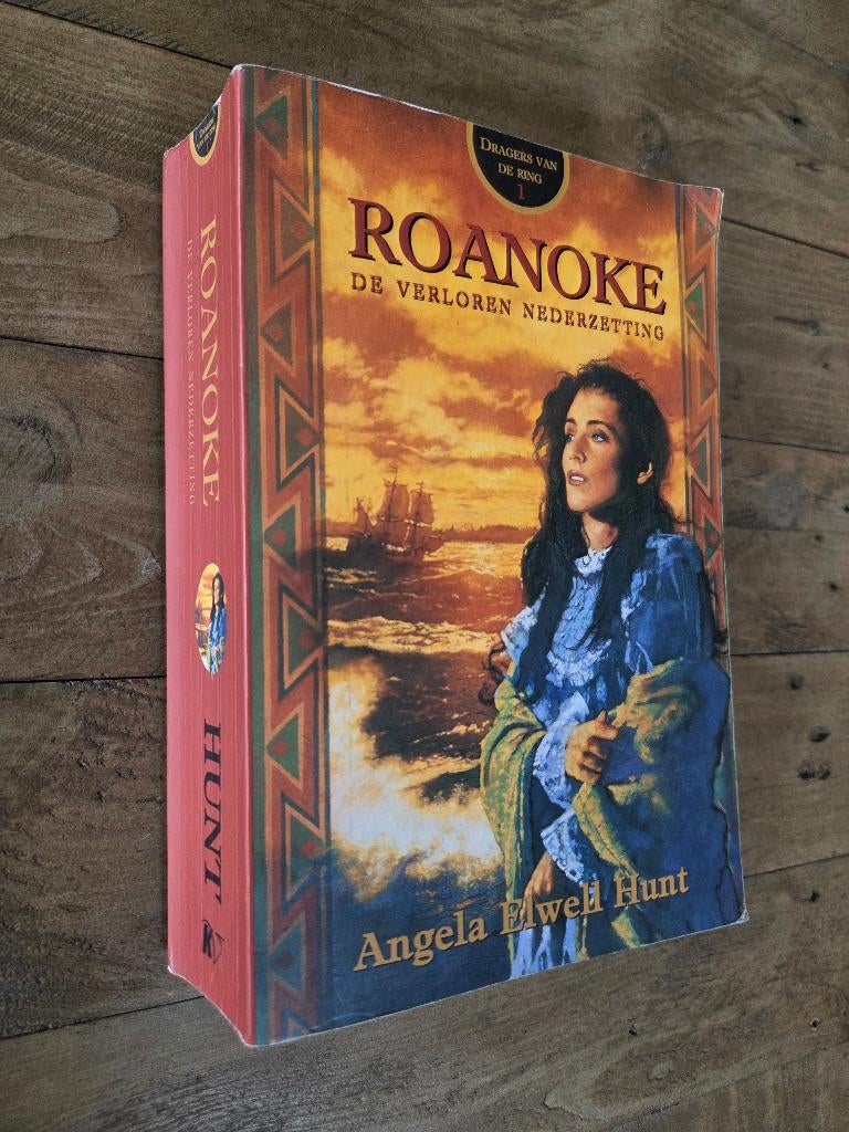 Roanoke - Angela Elwell Hunt (christelijke roman), Ophalen of Verzenden, Zo goed als nieuw