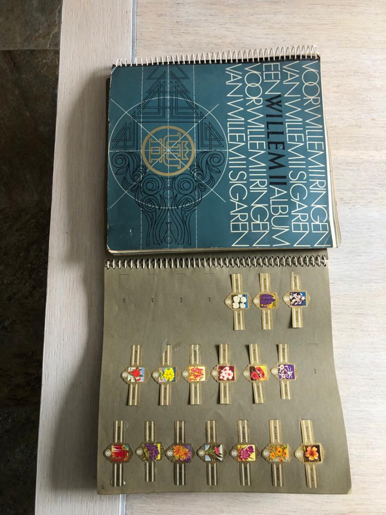 Sigarenbandjes Album (niet compleet), Verzamelen, Speldjes, Pins en Buttons, Ophalen, Zo goed als nieuw