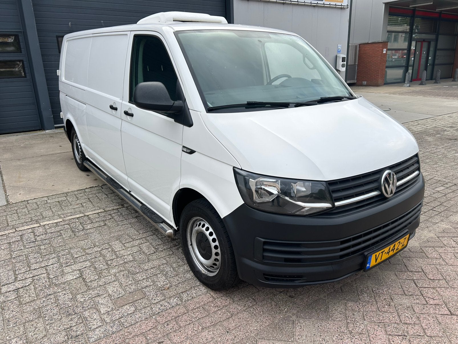 Volkswagen Transporter 2.0 TDI 114pk L2h1 (KOELING), Auto's, Voorwielaandrijving, Zwart, 4 cilinders, Volkswagen