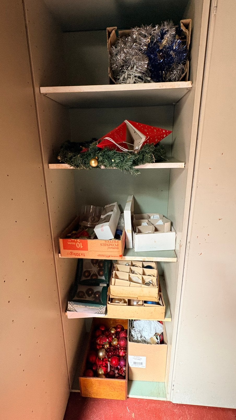 Een kast vol met kerstversieringen, Diversen, Kerst, Ophalen, Gebruikt