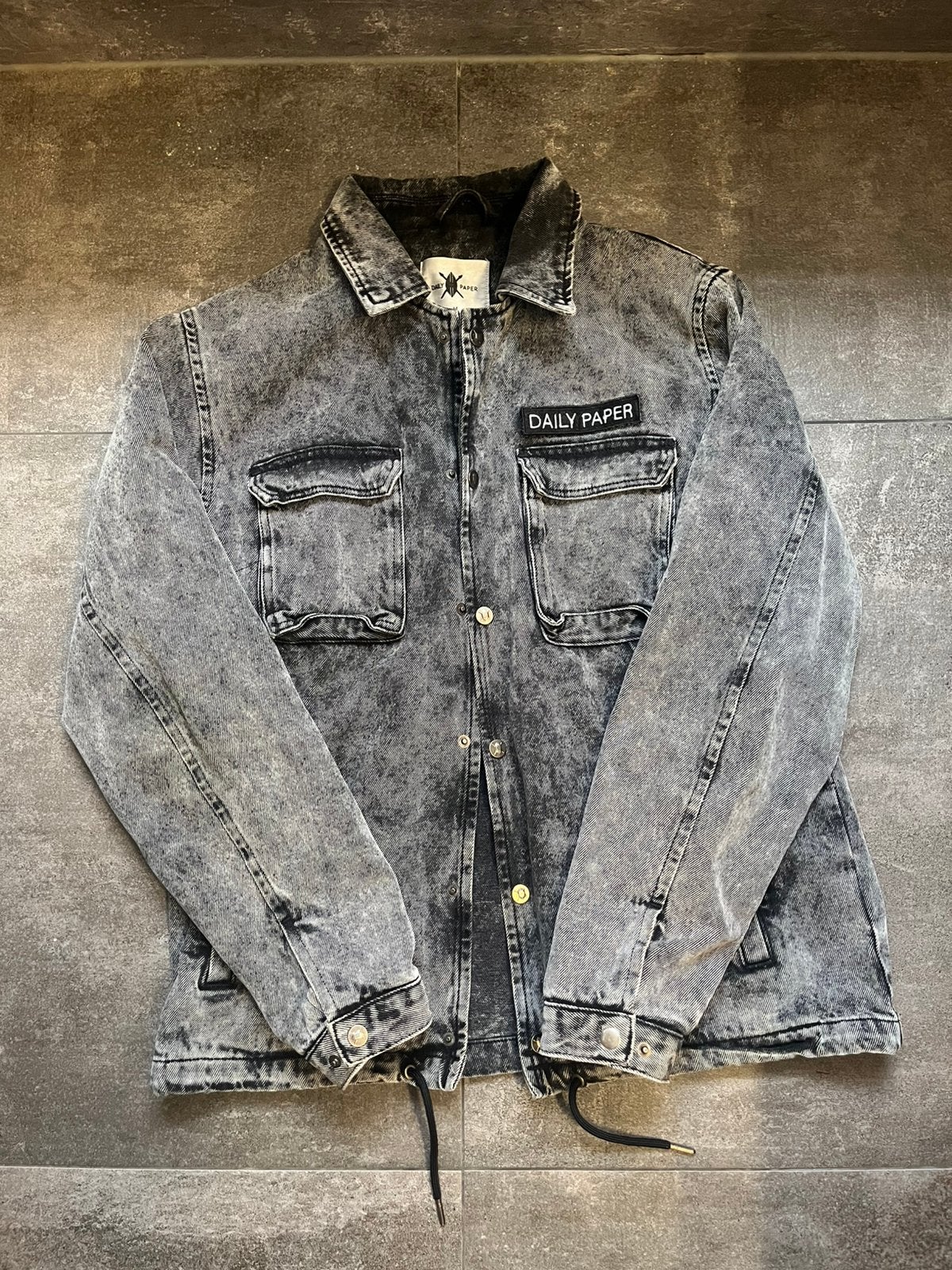 Daily Paper heren coach jas washed denim black | Maat M, Ophalen of Verzenden, Zo goed als nieuw, Maat 48/50 (M), Zwart