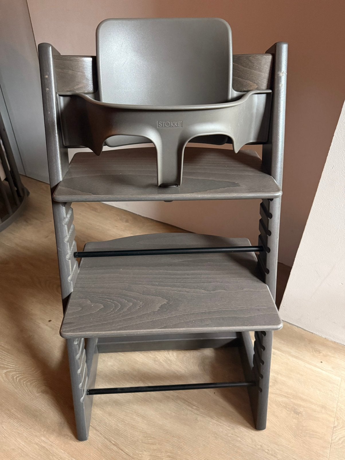 IZGS Stokke Tripp Trapp Hazy Grey & Babyset grijs bruin, Ophalen, Meegroeistoel