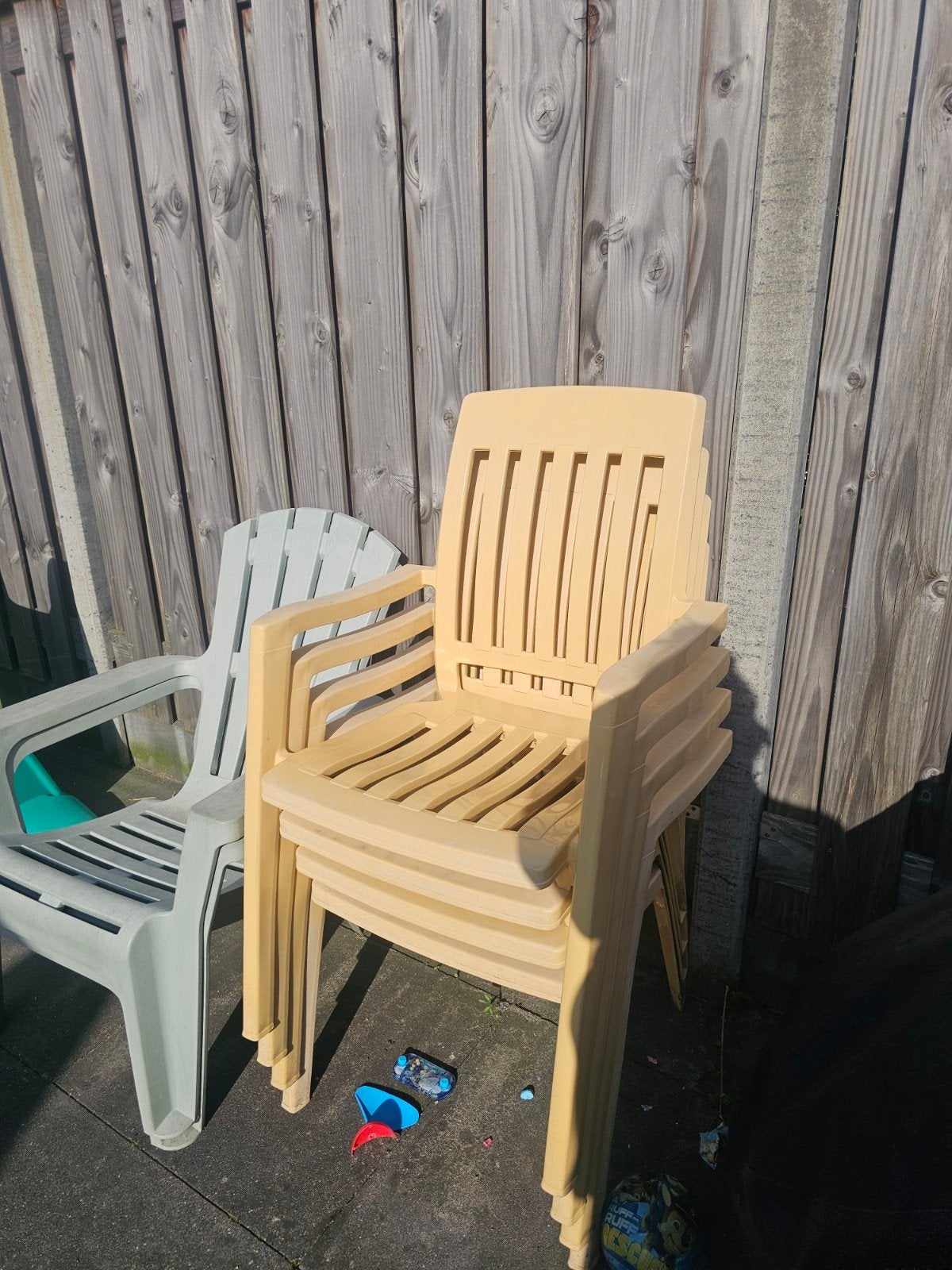 Gratis 4 gele tuinstoelen, Ophalen, Gebruikt, Kunststof