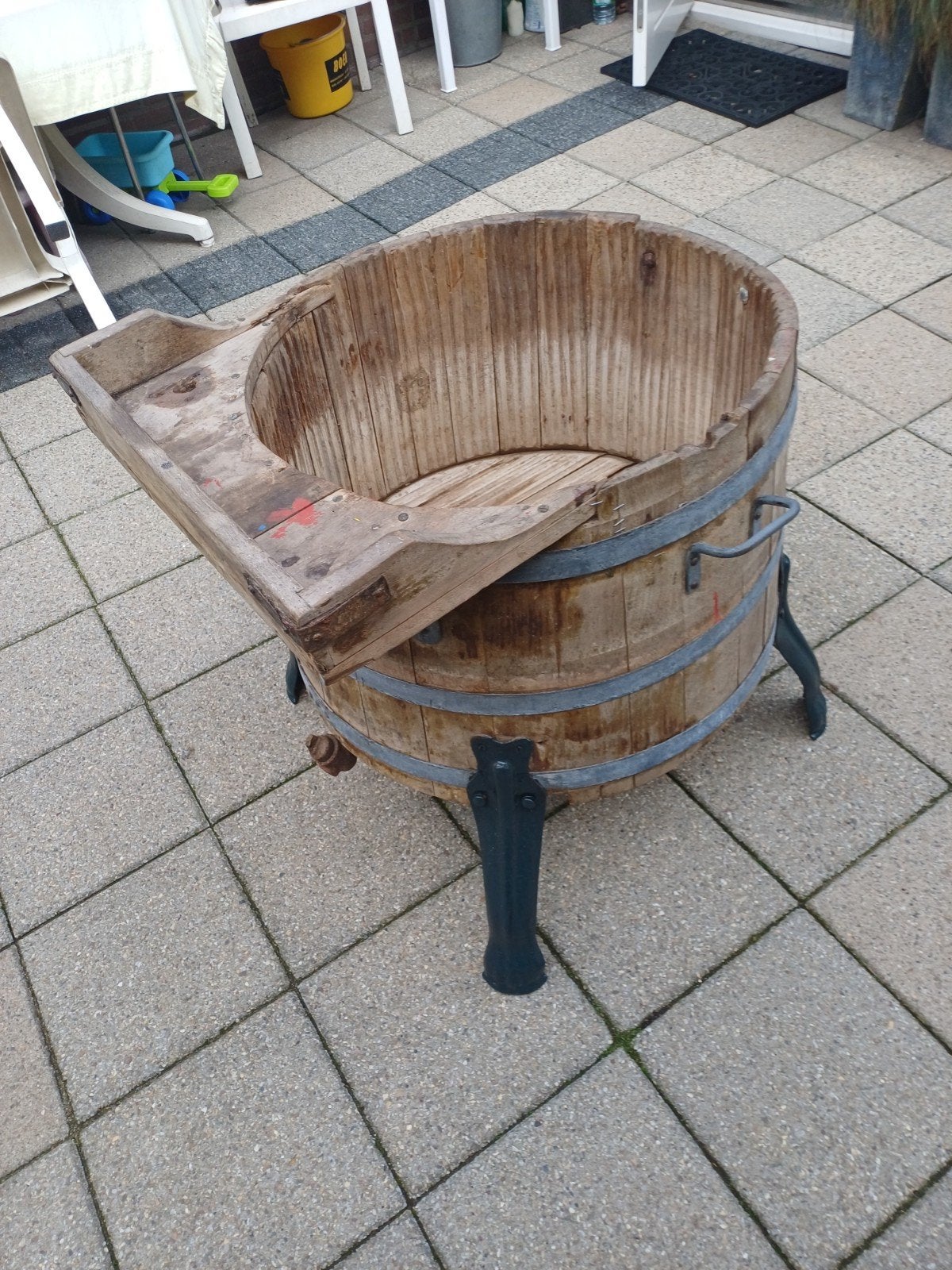 Antieke houten wastobbe op gietijzeren poten, Ophalen