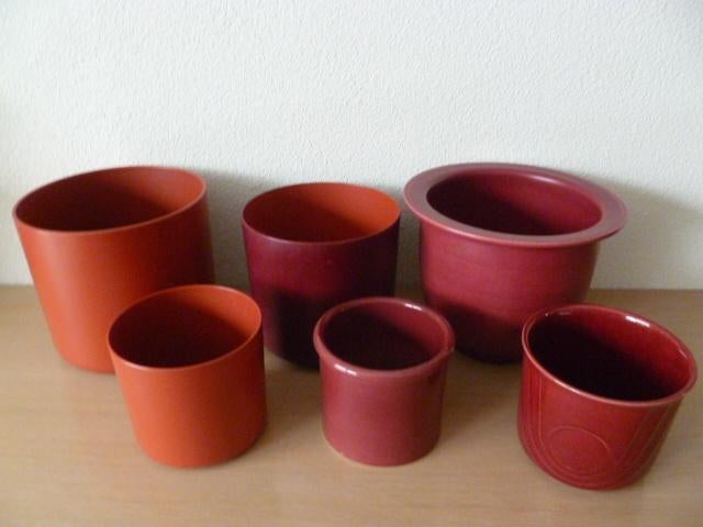 Bloempotten: Bordeaux rood - stenen of Terra - kunststof., Tuin en Terras, Bloempotten, Rond, Binnen, Ophalen of Verzenden, Zo goed als nieuw