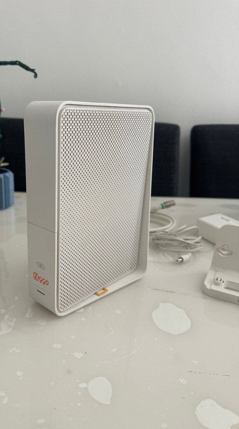 Ziggo Wifi 6 Router - Zo goed als nieuw, Computers en Software, Routers en Modems, Ophalen of Verzenden, Zo goed als nieuw, Router met modem