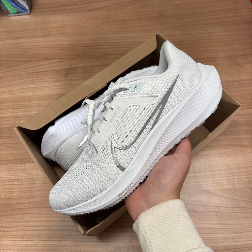 Nike air zoom pegasus 40 white silver maat 44.5 - NIEUW, Ophalen of Verzenden, Zo goed als nieuw, Wit, Sportschoenen
